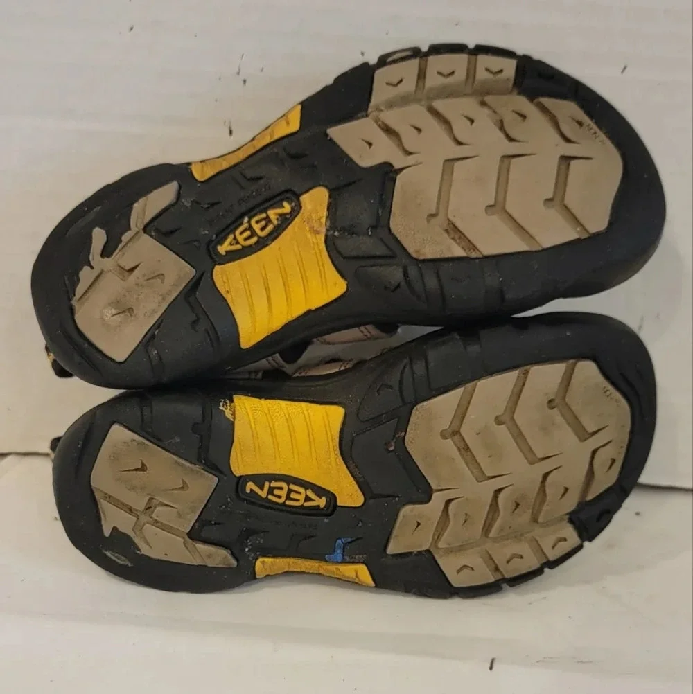CHILDREN'S KEEN WATERPROOF SHOES (sz 1)